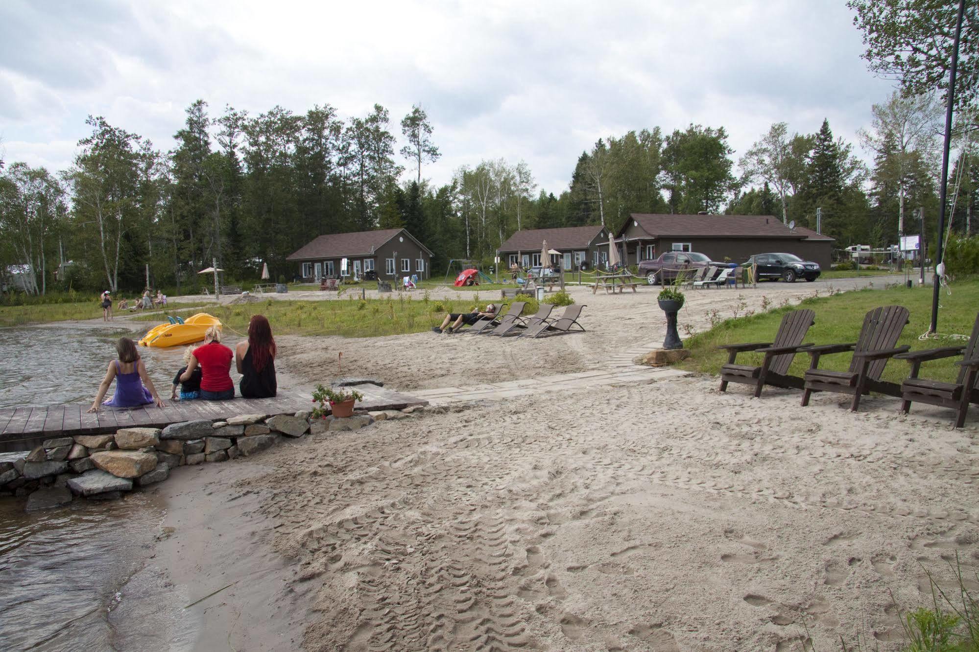 Les Chalets Baie Cascouia Larouche 外观 照片